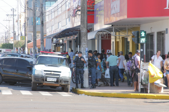 Policiais militares ficaram nas proximidades, com viaturas estão estacionadas estrategicamente, acompanhando com muita atenção a movimentação (Foto: Ricardo Ojeda)