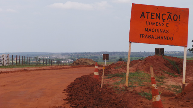 Embora ainda não esteja concluída, a rodovia já está sendo utilizada pelos produtores da região, porém em alguns trechos placas indicam a presença de homens trabalhando (Foto: Ricardo Ojeda) 