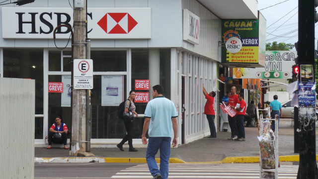 Funcionários da agência do HSBC também colaram cartazes em nas vidraças (Foto: Ricardo Ojeda)