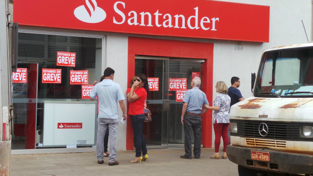 Clientes em frente do agência do Santander pedem explicações aos grevistas (Foto: Ricardo Ojeda)
