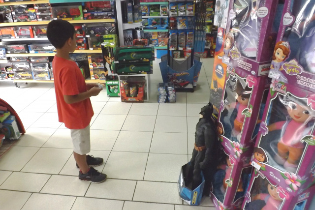 Com a fartura de opções, o pequeno Pedro fica inicialmente indeciso sobre sua escolha dentro da loja (Foto: Léo Lima)