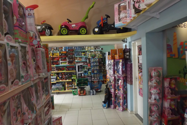 São poucas as lojas especializadas em brinquedos em Três Lagoas; outros estabelecimentos, que não são tradicionais no ramo, aproveitam o momento para também faturar, estocando brinquedos (Foto: Léo Lima)