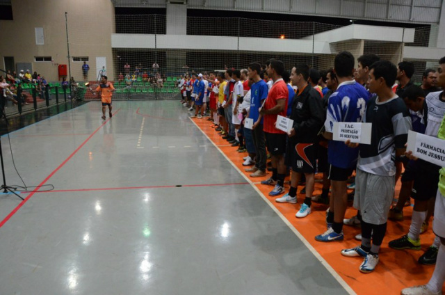 Vários times foram formados para participar do campeonato, que tem reunido bom público nos locais das disputas (Foto: Divulgação)