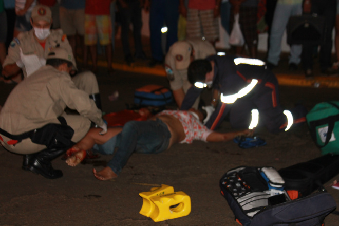 A passageira da moto teve fratura exposta na perna e corte na testa, tendo que ser sedada no local (Fotos: Ricardo Ojeda)