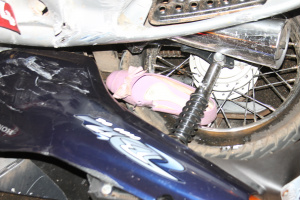 O sapato de umas das vítimas ficou preso no raios da moto