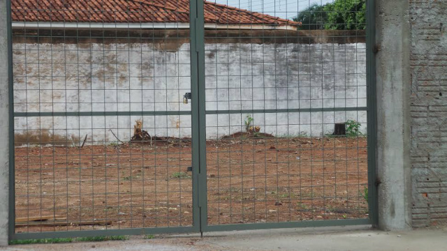 O dono, para preservar ainda mais o terreno, mandou colocar um portão, evitando que desconhecidos entrem na área (Foto: Ricardo Ojeda)