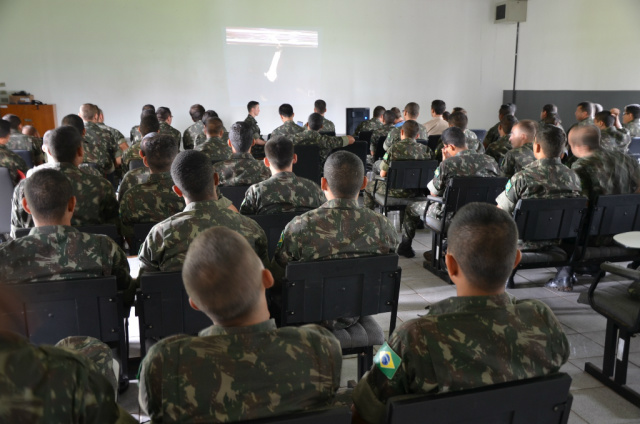 Soldados da 2ª Cia de Infantaria do Exército Brasileiro durante a palestra. (Foto: Assessoria).