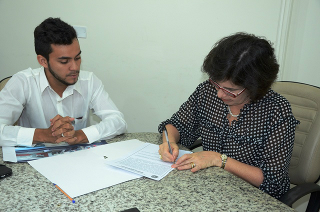 Em seu gabinete, Marcia Moura assina o documento doando a área a entidade que congrega os ferroviários aposentados (Foto: Divulgação)