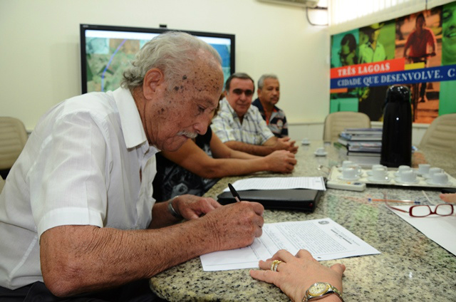 Pela entidade, Adolfo da Silva também firma a escritura pública e recebe a área doada (Foto: Divulgação)