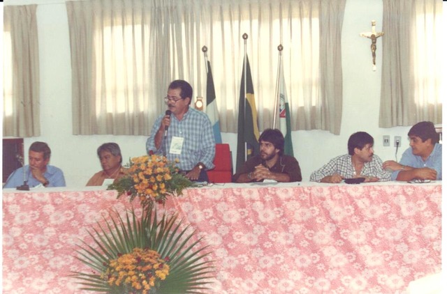 
Reunião da Unipar – União dos Municípios do Alto Paraná, conduzida pelo presidente da entidade, o então prefeito de Bataguassu, Antonio Machado de Souza (Foto: Arquivo/Ricardo Ojeda)
