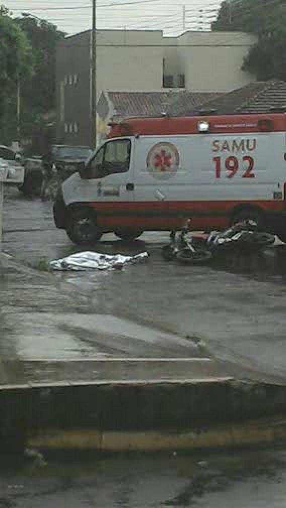 Equipe do SAMU foi ao local do crime, mas ao chegarem os socorristas constataram que a vítima já estava morta (Foto: Rodolfo Gomes)