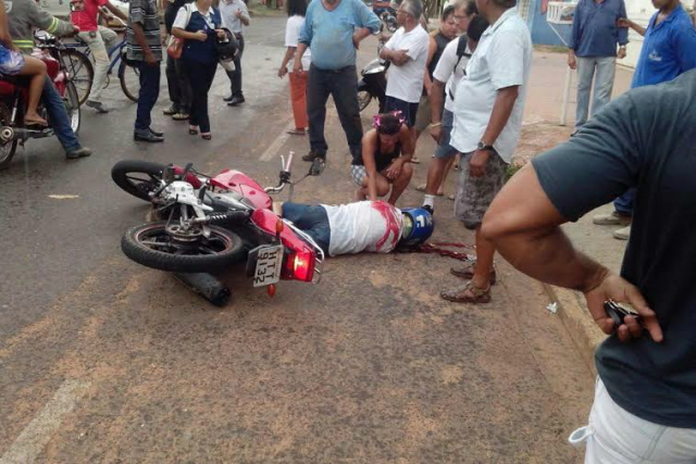 Hotair trafegava com sua motoneta, quando foi morto a tiros, na rua Mario Mancini, no Vila Nova (Foto: Rodolfo Gomes)