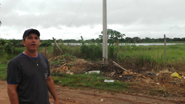 Nas proximidades da segunda lagoa, na rua Josino da Cunha Viana, o morador, Alex de Jesus Mendes chama a atenção para o mato alto: “olha como está um dos cartões postal da cidade no momento” (Foto: Ricardo Ojeda)