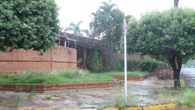 Imóvel de propriedade da senadora Simone Tebet, na rua Orestes Prata Tibery, no bairro Colinos também carece de limpeza (Foto: Ricardo Ojeda)