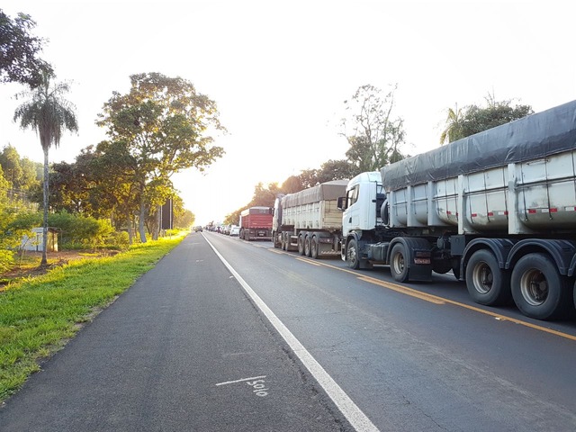 Na região próximo ao município de Dois Irmãos de Buriti a BR 262 está bloqueada nos dois lados da via (Foto:Divulgação)