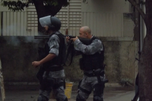 A Polícia Militar teve que usar balas de borracha para dispersar os torcedores (Fotos: Ediveltom Kologi