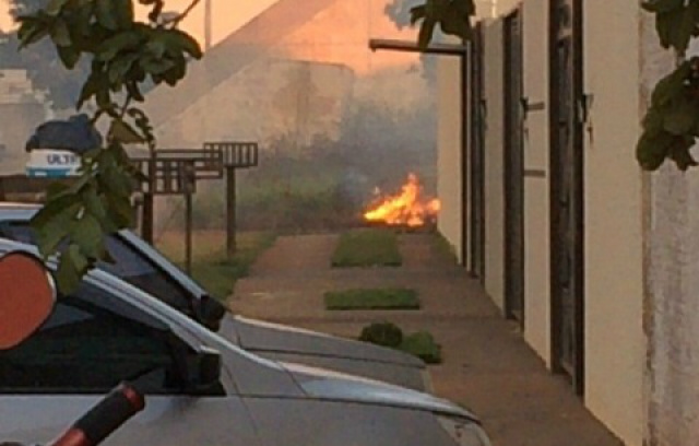 De longe, o internauta fez a imagem do fogo no terreno baldio próximo à sua residência no bairro JK em Três Lagoas. (Foto: Divulgação)