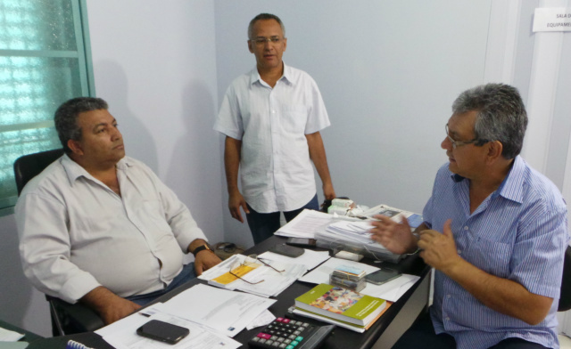 Observado pelo secretario da sindicato, o presidente do Sintiespav, Nivaldo da Silva Moreira disse ao Perfil News que aproximadamente 100 colaboradores estão trabalhando na manutenção do empreendimento (Foto: Perfil News) 
