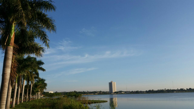 Praticamente um céu de Brigadeiro, nesta manhã (28). Onde o verde dos coqueiros e o azul do céu, que reflete na água da Lagoa Maior, embelezam a paisagem, que é um dos cartões postais da cidade. (Foto: Ricardo Ojeda)