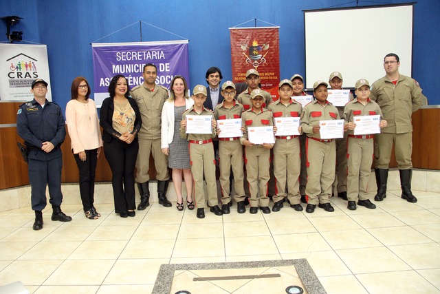 Crianças e adolescentes do Bombeiros do Amanhã são graduados Entre as demais autoridades, pais e amigos dos homenageados e servidores do Programa Bombeiros do Amanhã (Foto/Assessoria)