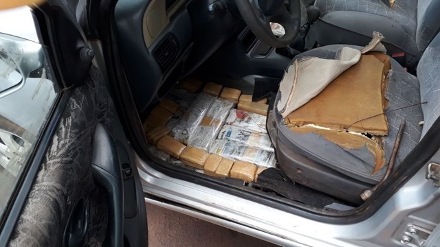 Tabletes de maconha no banco e no assoalho do carro, em MS (Foto: PMR/Divulgação)