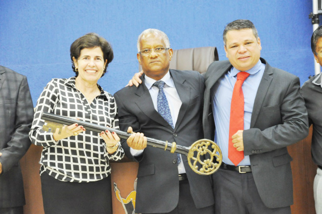 Na ocasião a prefeita Marcia Moura recebeu a chave da cidade e passou-a para o novo presidente da Conspat, o pastor Nilton Carvalho dos Santos. (Foto: Divulgação)
