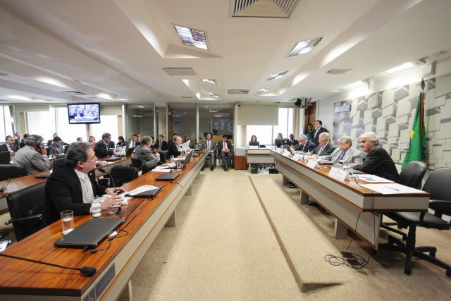O presidente da Petrobras foi questionado pelo senador Waldemir Moka, durante audiência na Comissão de Assuntos Econômicos (Foto: Assessoria)