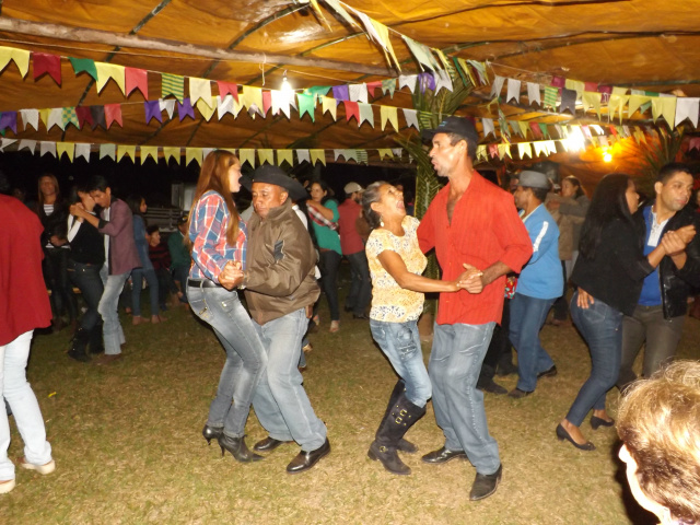 Amigos do Distrito de Arapuá e de outras cidades e estados se encontram todo ano para comemorar a Festa de São Pedro. (foto: Fábio Jorge)