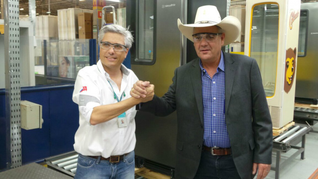 Guerreiro agradeceu a Maurice Russel, diretor de Operações da Metalfrio, com um aperto de mão pela doação dos freezers (Fotos: Lucas Gustavo)  