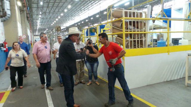 Guerreiro foi muito cumprimentado pelos trabalhadores enquanto percorria a unidade de produção da Metalfrio (Fotos: Lucas Gustavo)