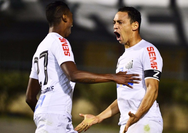 Ricardo Oliveira comemora o gol da vitória com Bruno Henrique, o jogador mais decisivo do Santos no campeonato. (Foto: Globoesporte.com)