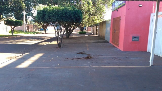 Calçada onde aconteceu o crime ficou com manchas de sangue (Foto: Osvaldo Nóbrega/ TV Morena)