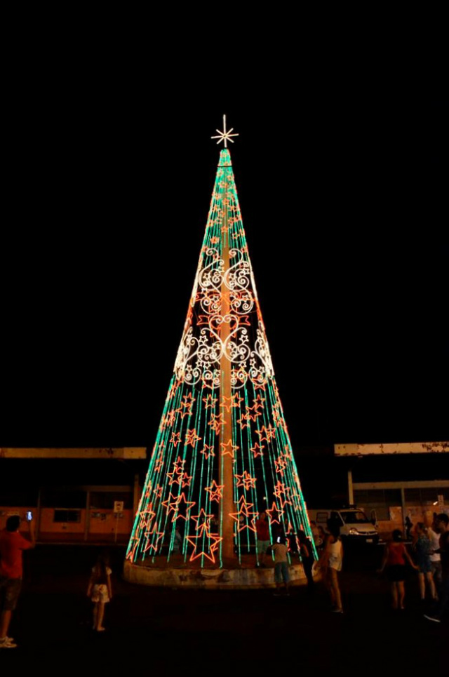 Uma árvore de Natal de 20 metros foi montada. (Foto: Assessoria)