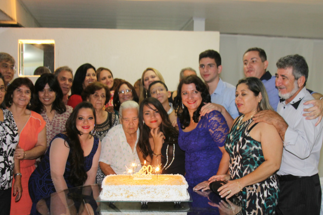 O casal reuniu amigos e familiares para comemorar os 20 anos de união conjugal (Foto: Rodolfo Gomes)