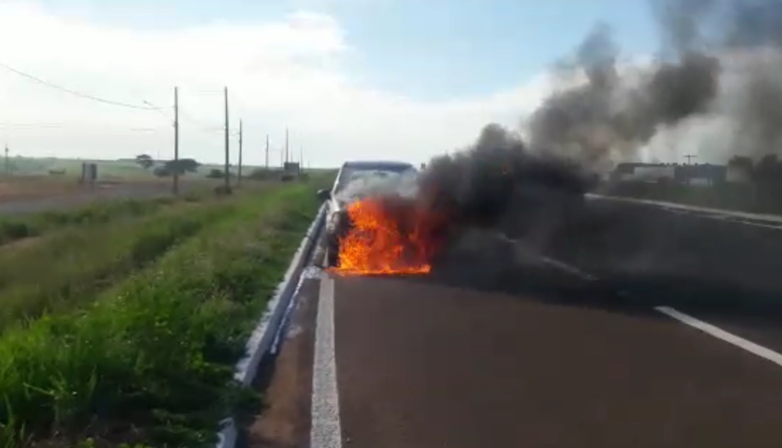 Bombeiros combatem incêndio em veículo na BR-267 Momento em que as chamas se alastraram pelo motor do veículo. (Imagens: Divulgação).
