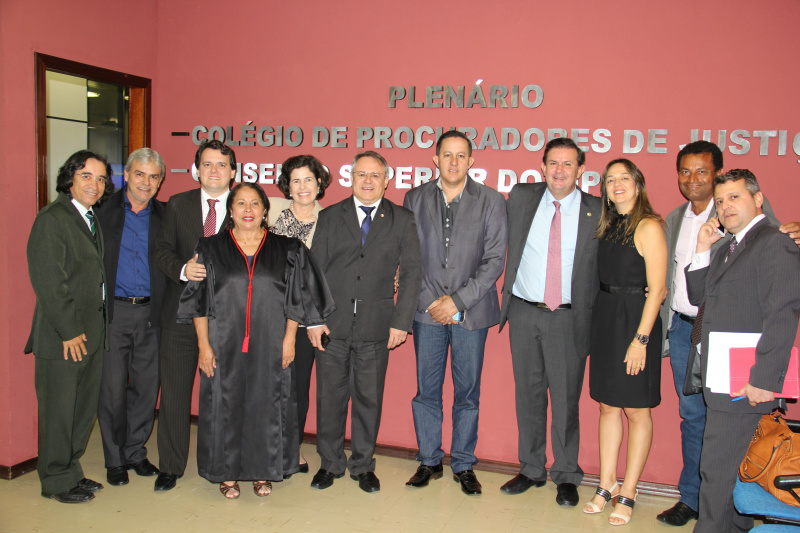 Colegiado e representantes de Três Lagoas após a decisão, que teve o pedido entregue em setembro de 2013 (Foto: Divulgação)