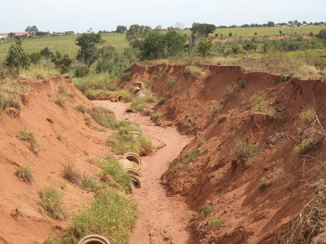 Os processos erosivos surgiram devido a remoção da vegetação sem ações de conservação do solo, que é obrigatória pela legislação nas intervenções feitas para a produção em propriedades rurais (Foto: Divulgação/PMA)