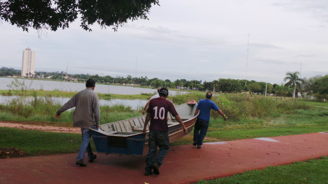 Gerência da unidade de conservação em parceria com a Polícia Militar Ambiental conseguiu um barco para fazer a limpeza interna da lagoa, bem como acompanhar o desenvolvimento da vegetação e dos animais (Foto: Ricardo Ojeda)