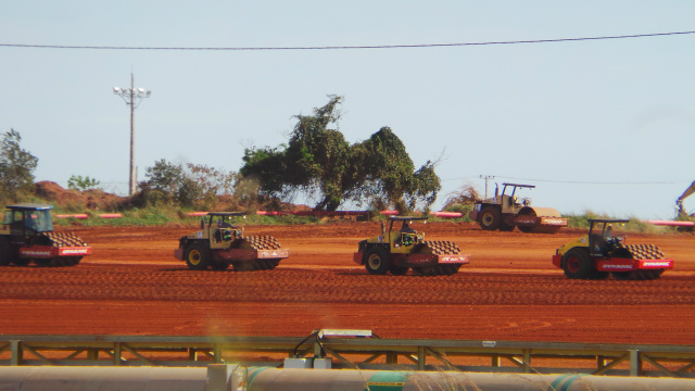 Máquinas trabalham há 30 dias na terraplanagem da área onde onde será construída a segunda linha de produção da Eldorado Brasil (Foto: Ricardo Ojeda)