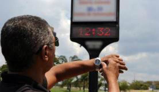 Os habitantes das regiões Sul, Sudeste e Centro-Oeste devem adiantar os relógios em uma hora, a partir de domingo (Foto: Agência Brasil)