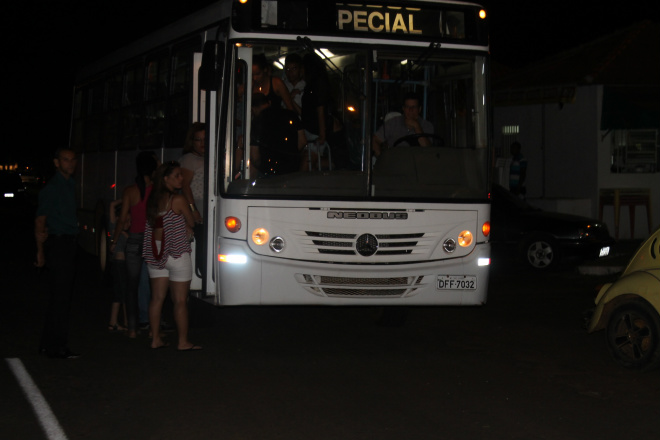 Os menores encontrados em situação irregular foram levados em um ônibus até a sede do Conselho Tutelar de Três Lagoas