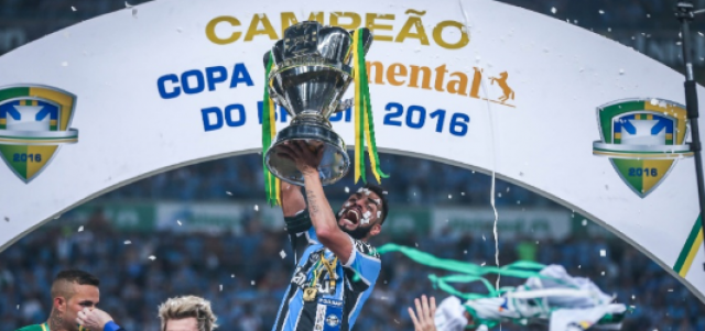 Maicon levanta a taça de campeão da Copa do Brasil. (Foto: Jefferson Bernardes/AFP/)