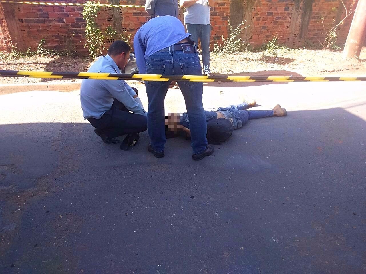 Jovem morreu na hora depois de se atirar na frente de uma carreta. (Foto: Perfil News). 