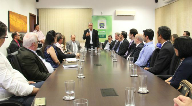 Governador Reinaldo Azambuja reunido com autoridades do estado. (Foto: Divulgação.)