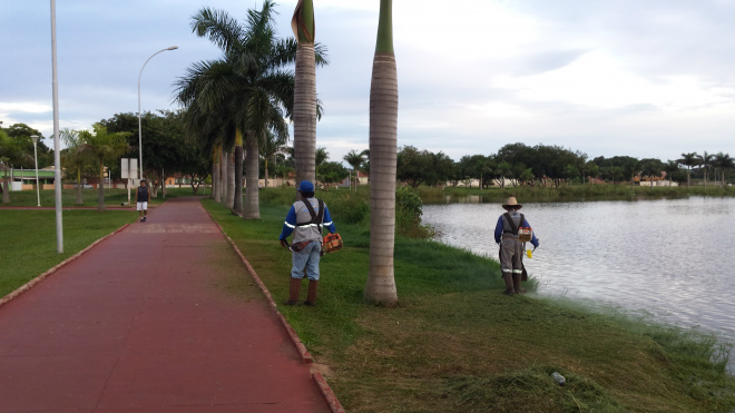 Equipe de jardinagem cortando grama e limpando o local (Foto: Ricardo Ojeda)