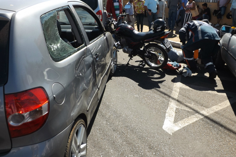Com o impacto da batida do motociclista, o vidro do carro quebrou e o condutor da moto caiu no chão (Foto: Edivelton Kologi)