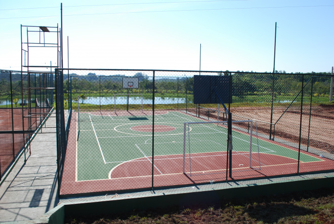 O complexo Village do Lago conta com quadras poliesportiva e duas quadras de tênis (Foto: ALBC)