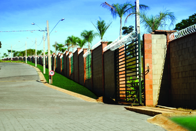 Para proporcionar a segurança dos moradores foram construídos mais de 7 mil metros quadrados de muros, cercado de área verde e arame eletrificado (Foto; ALBC)  