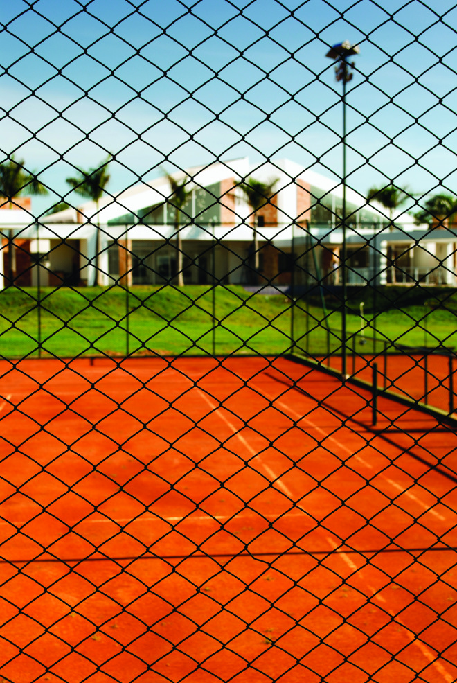 Duas quadras de tênis próximo ao salão de festas (Foto: ALBC)