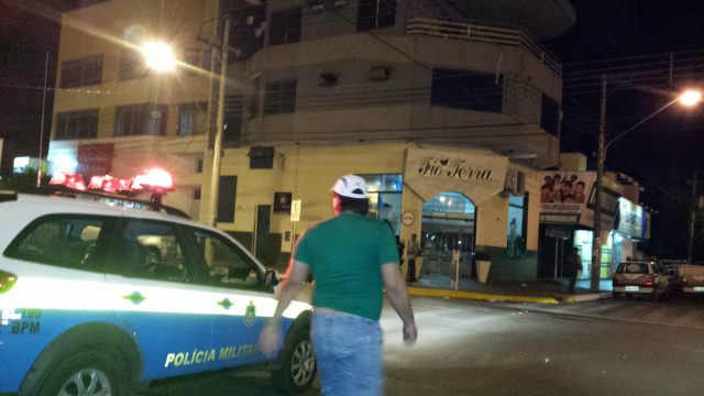 Várias viaturas foram deslocadas para o centro da cidade durante a ação dos policiais (Foto: Ricardo Ojeda)